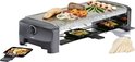 Raclette-grill met gegrilde zalm, steak, garnalen en groenten op de granieten plaat.