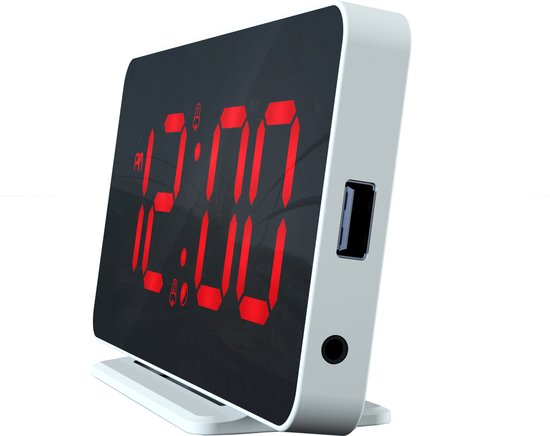 Witte digitale wekker met rood display dat 12:00 toont, met USB-poort en audio-uitgang aan de zijkant.