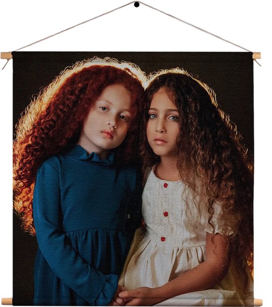 Textielposter Twee Jonge Meiden Met Krullend Haar Vierkant M (30 X 30 CM) - Wandkleed - Wanddoek - Wanddecoratie