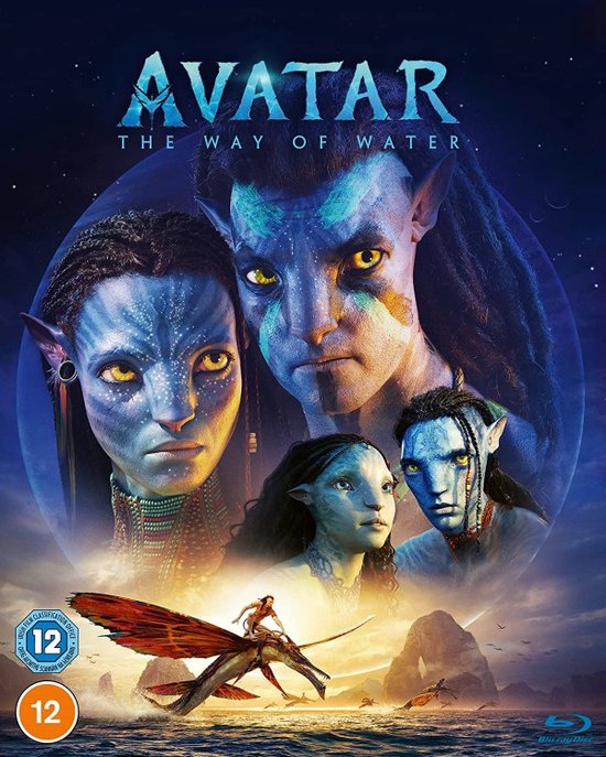 Blu-ray cover van Avatar: The Way of Water. Vier Na'vi gezichten, een ruiter op een vliegend wezen, en de titel 'Avatar The Way of Water'.