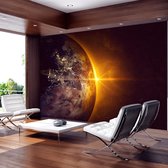 Fotobehangkoning - Behang - Vliesbehang - Fotobehang - Gouden Aarde - Ruimte - Planeet - Heelal - Space - Universum - 250 x 175 cm
