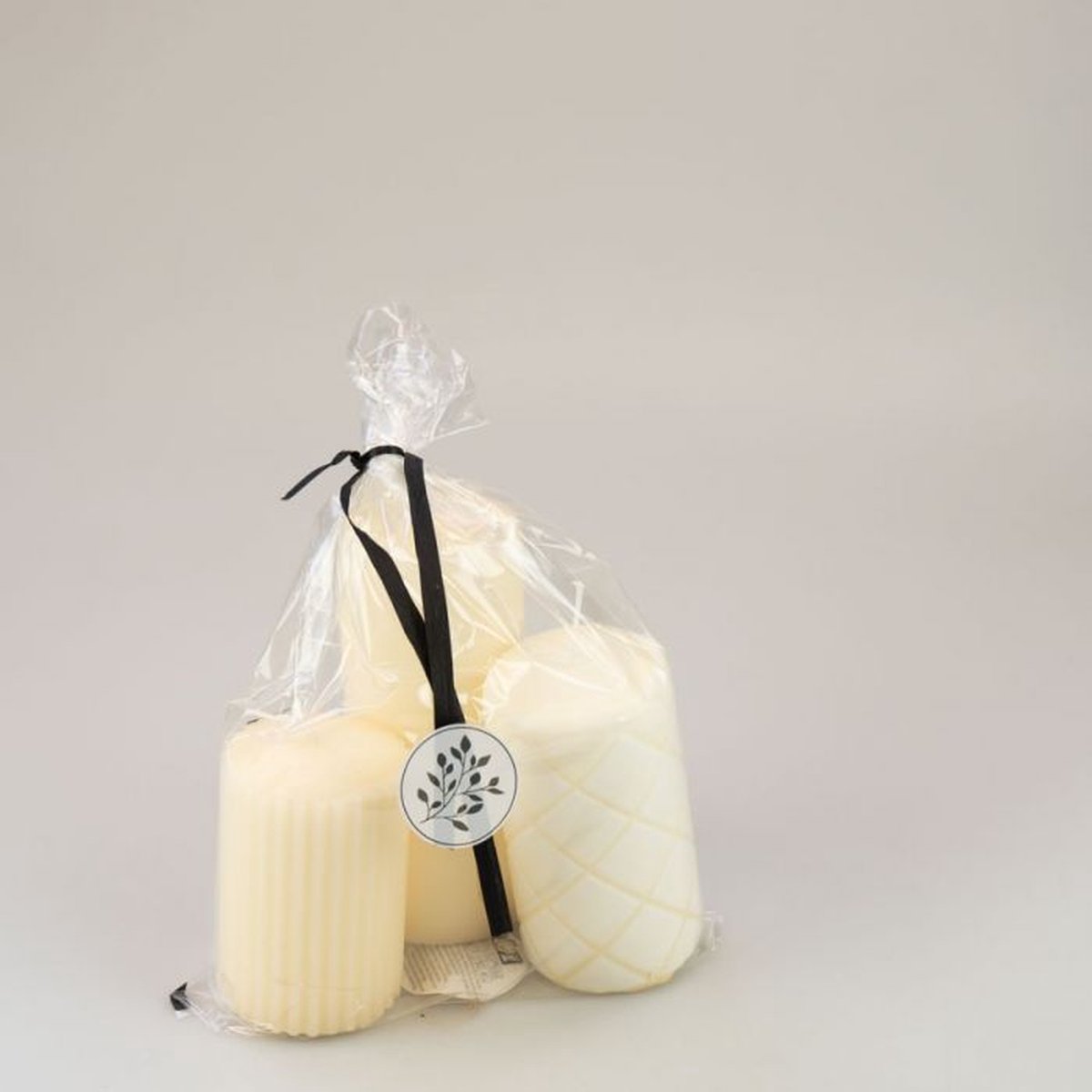 Branded by Cadeau giftset - set/ 3 stompkaarsen - Creme met patroon - 9 / 11 / 14 cm