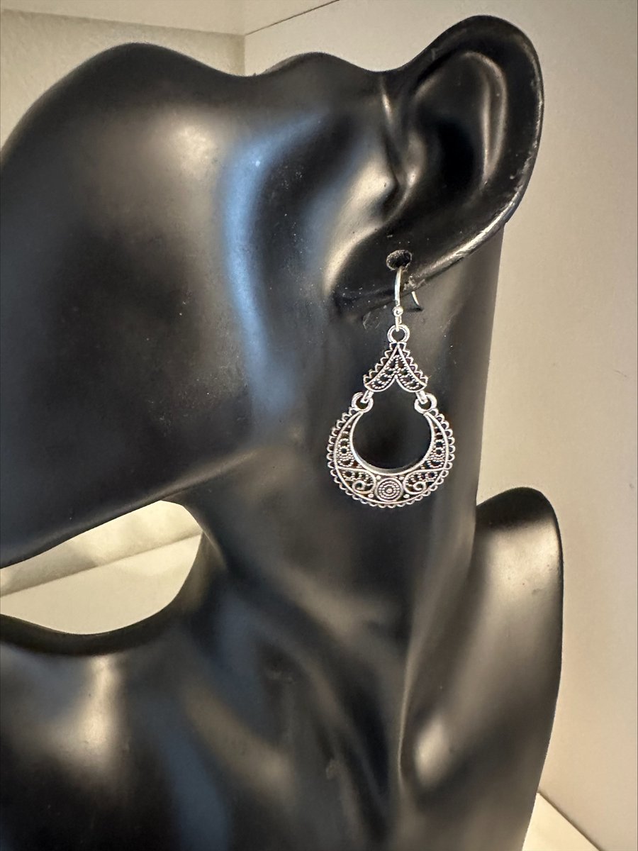 Boho zilverkleurige oorbellen rond open | Make up | Parfum | Moederdag | Verjaardagscadeau| Cadeautje| Valentijnsdag| Kado | sieraden | vaderdag | oorbellen | oorsieraden