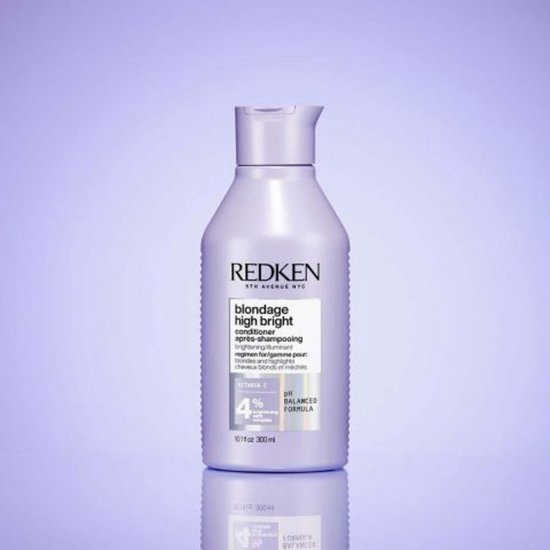 Flacon violet de 300 ml de Redken Blondage High Bright Conditioner, avec formule équilibrée au pH.