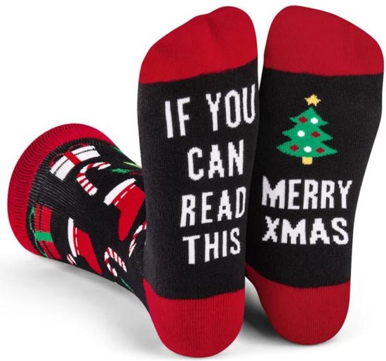 Zwarte kerstsokken met rode boorden en hielen, met de tekst 'IF YOU CAN READ THIS MERRY XMAS' op de zolen.
