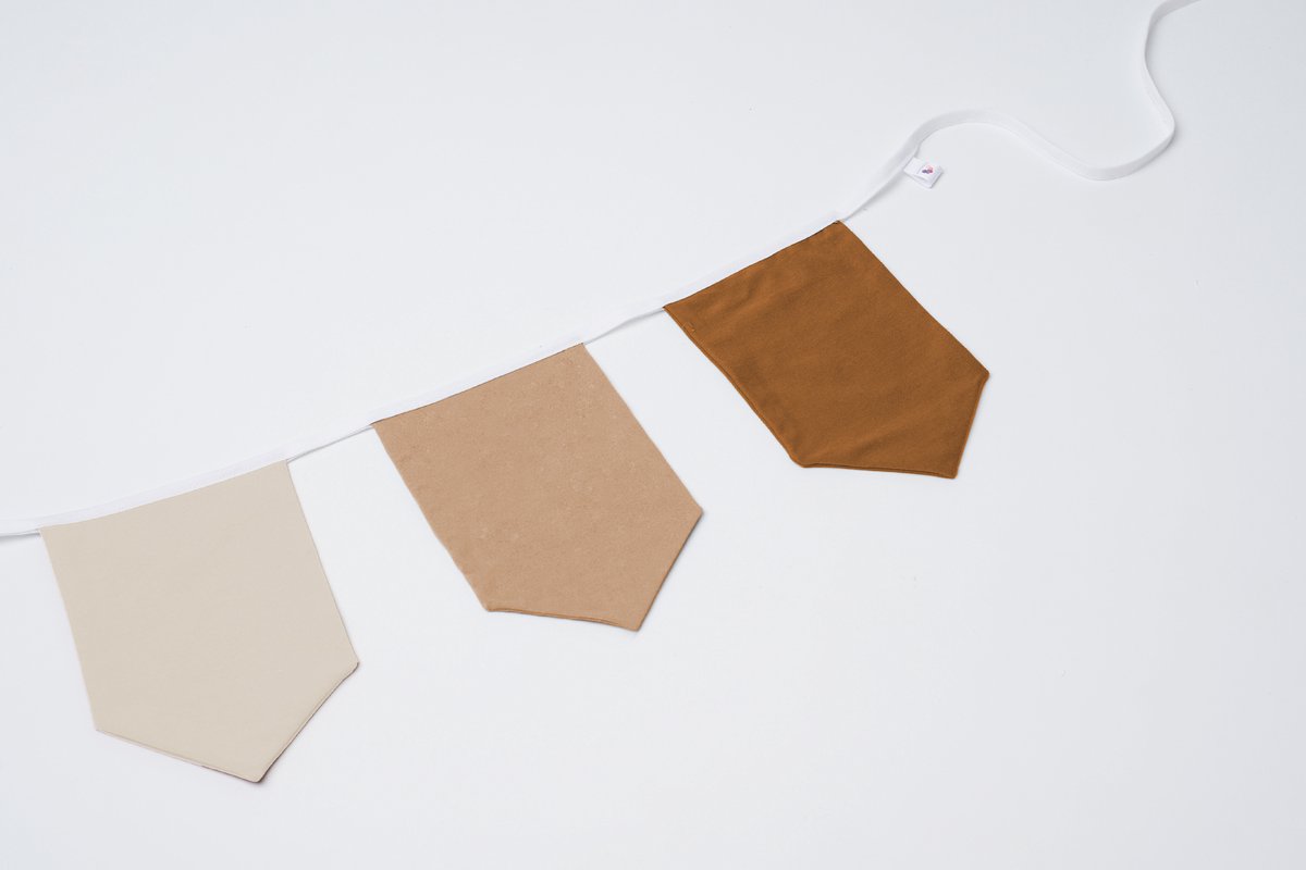 Vlaggenlijn van stof | Vintage Brown - 3 meter / 12 vlaggetjes - Bruine, Beige (pastel kleur) wimpel vlaggetjes - Verjaardag slinger / Babykamer decoratie - Stoffen slingers handgemaakt & duurzaam