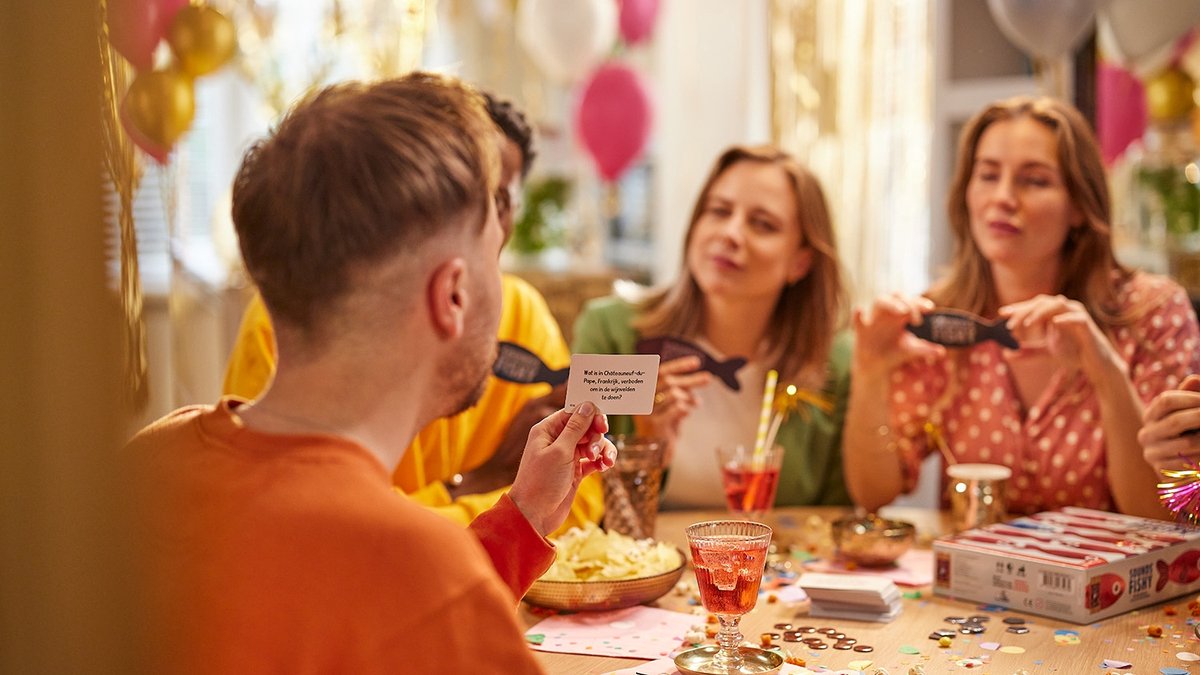 999 Games - Sounds Fishy - Partyspel - Kun jij je pokerface bewaren? - Gezelschapsspel - Nederlandstalig - Klein cadeautje — afbeelding 18