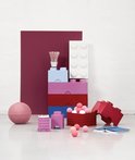 Stapelbare Lego-opbergers in roze, blauw, rood en wit met roze ballen.