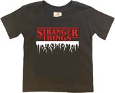 STRANGER THINGS T-shirt Zwart met rood/witte Opdruk (maat 146/152)