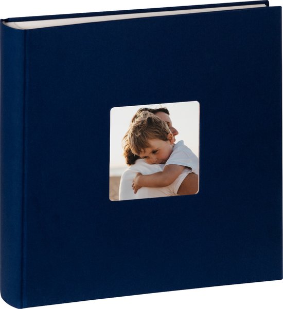 Donkerblauw fotoalbum 30x30 met een vierkant venster op de voorkant met een foto van een moeder die haar kind vasthoudt.