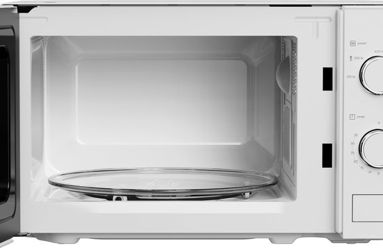 Witte Tomado solo magnetron met open deur. Binnenin is de glazen draaischijf zichtbaar. Bedieningsknoppen aan de rechterzijde.