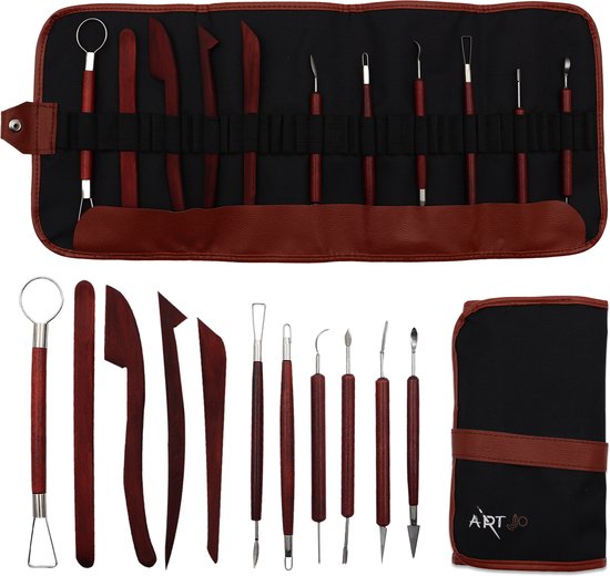 Opgerolde bruine leren etui met 11 houten boetseergereedschappen; set uitgelegd onder de etui.