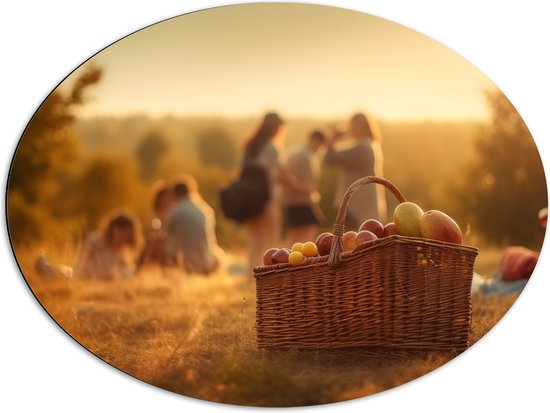 Dibond Ovaal - Picknick - Mand - Eten - Fruit - Mensen - Veldje - 80x60 cm Foto op Ovaal (Met Ophangsysteem)