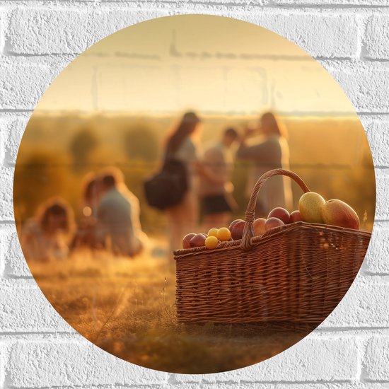 Muursticker Cirkel - Picknick - Mand - Eten - Fruit - Mensen - Veldje - 50x50 cm Foto op Muursticker
