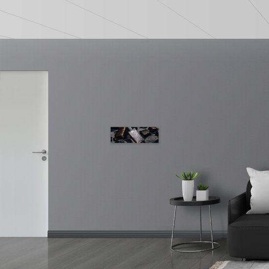 Dibond - Parfum - Stenen - Flesje - Nat - 60x20 cm Foto op Aluminium (Met Ophangsysteem)