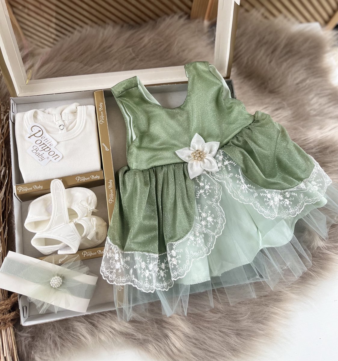 Goedkoopste luxe feestjurk-bruidsjurk-Baby jurk-tule jurk-doopjurk -doopkleedje-onderhemd-haarband-schoentjes- new born-geschenkset -geschenkdoos-kraamcadeau-fotoshoot newborn-doopsel-4 delige set- lichtgroen kleur-maat 56/62 (0 tem 4 maanden