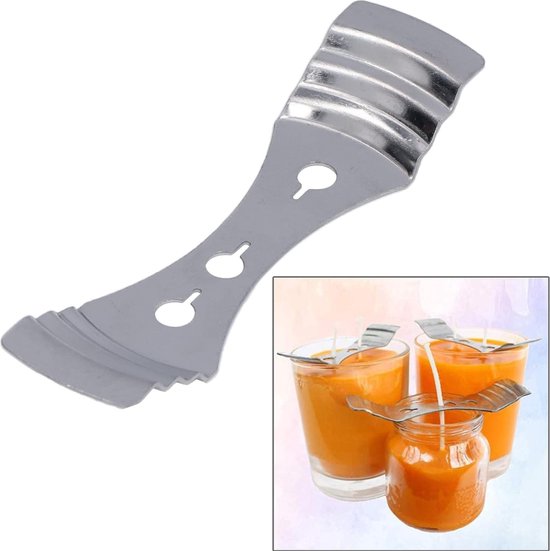 Support de mèche en métal argenté et trois bougies dans des pots en verre avec des supports de mèche.