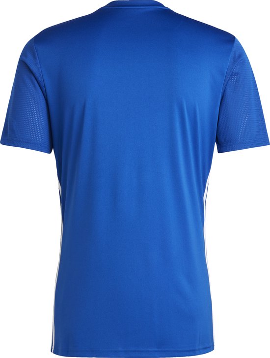 Achterkant van een blauw heren voetbalshirt met korte mouwen en witte Adidas strepen op de zijkant.
