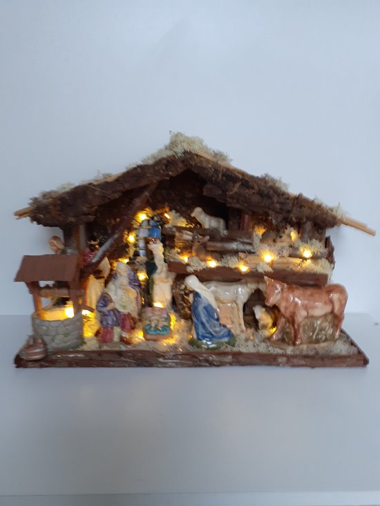Kerststal met 14 porseleinen figuren,waterput en velen details 40 ledlichtjes handgemaakt dus UNIEK 33x56x24 cm