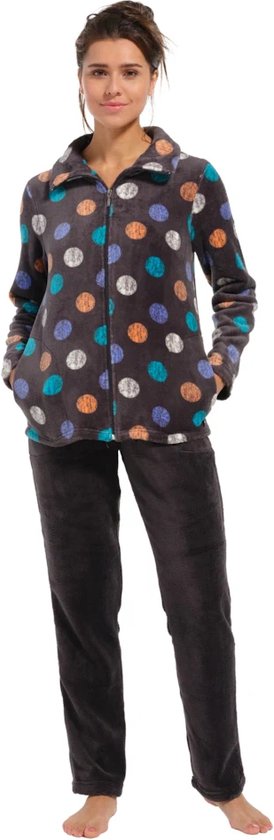 Dames van voren gezien in een grijze fleece pyjama met veelkleurige stippen op het jasje.