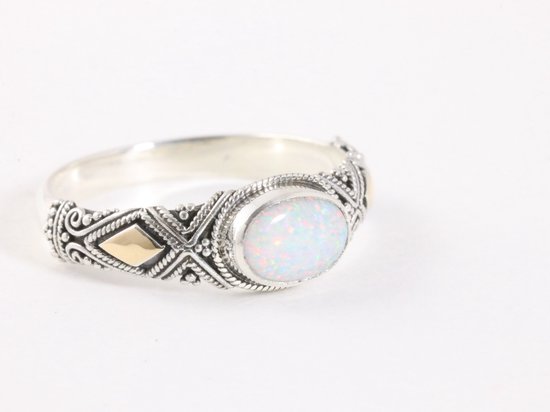 Fijn bewerkte zilveren ring met welo opaal en 18k gouden decoraties - maat 19.5