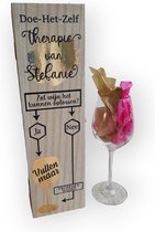 Uniek persoonlijk wijn cadeau met naam gegraveerd glas in houten wijnkist sarcasme vriendinnen kado grappig GOUD *DOE HET ZELF THERAPIE*