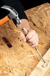 Hand met hamer slaat op houten handvat van 12mm brede beitel.