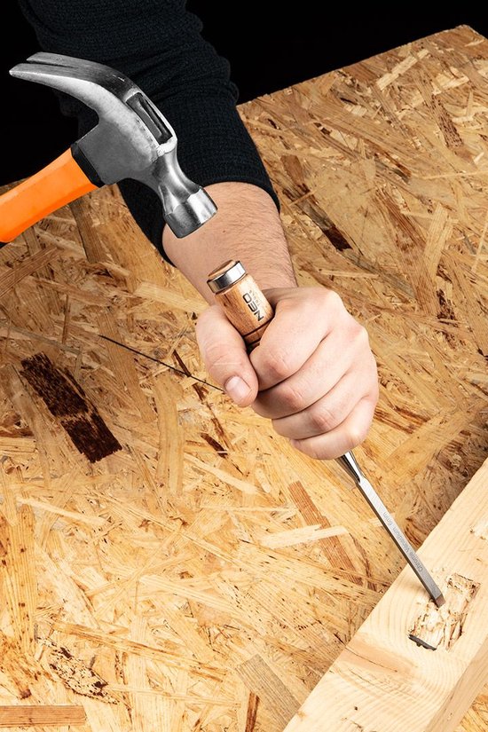Hand met hamer slaat op houten handvat van 12mm brede beitel.