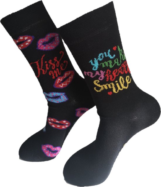 Verjaardag cadeau - Kiss me sokken - Kus me sokken - Valentijnsdag cadeau - Mismatch Sokken - Grappige sokken - Leuke sokken - Vrolijke sokken - Luckyday Socks - Sokken met tekst - Aparte Sokken - Socks waar je Happy van wordt - Maat 36-40