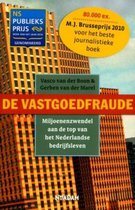 Boekcover met titel 'De Vastgoedfraude' en een afbeelding van hoge gebouwen. Onderscheidingen en prijzen worden vermeld.