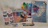LIBOZA - Kleurboek extra dik – Lekker groot pakket - 200 kleurplaten --> zie video - 1 tekenblok - 30 kleurpotloden - Puntenslijper/gum - Vlinderstickers – hartstickers - Met ECOpen - Hobby - Cadeau - Moederdag - Vaderdag - Verjaardag