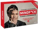 Doos van het spel Mindf*ck Illusies & Experimenten. Een man houdt een masker omhoog dat een deel van zijn gezicht bedekt.