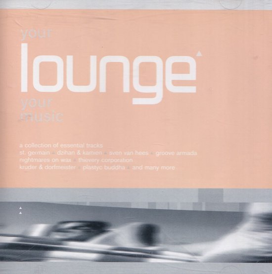 Een cd-hoes met de tekst "your lounge your music" in grote, witte letters op een perzikkleurige achtergrond. Daaronder staat "a collection of essential tracks" met een lijst van artiesten. Onderaan is een onscherpe afbeelding van een raceauto.