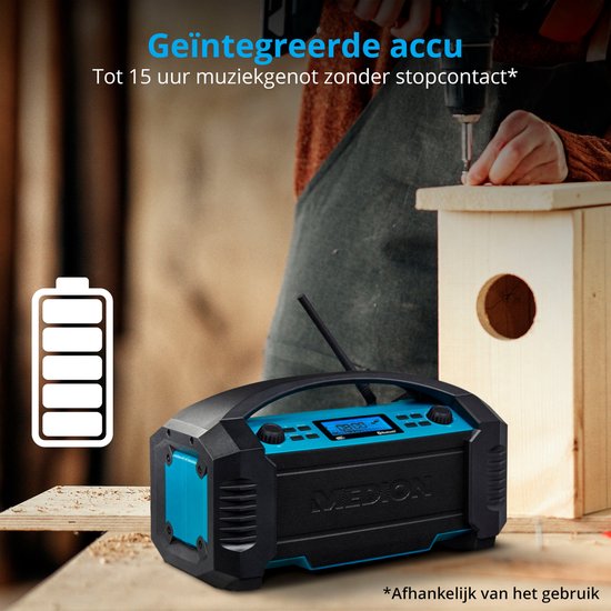 Draagbare radio met blauwe en zwarte details en een batterij-indicator van vier segmenten.