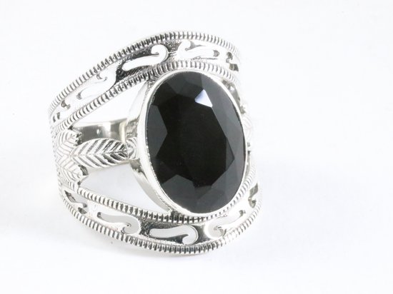Opengewerkte zilveren ring met onyx - maat 19