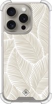 Casimoda® hoesje - Geschikt voor iPhone 15 Pro - Palmy Leaves Beige - Shockproof case - Extra sterk - TPU/acryl - Bruin/beige, Transparant