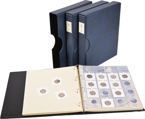 Open muntenalbum en drie blauwe muntenalbums op de achtergrond. Albums met labels: 2 €, I, II.