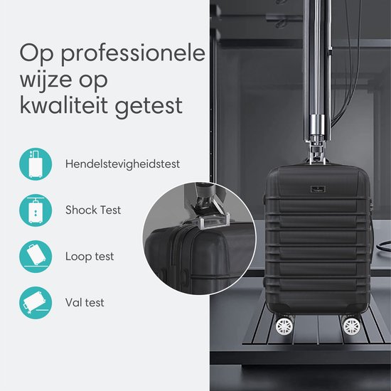 Zwarte koffer in een testomgeving. Tekst: 'Op professionele wijze op kwaliteit getest', Hendelstevigheidstest, Shock Test, Loop test, Val test.