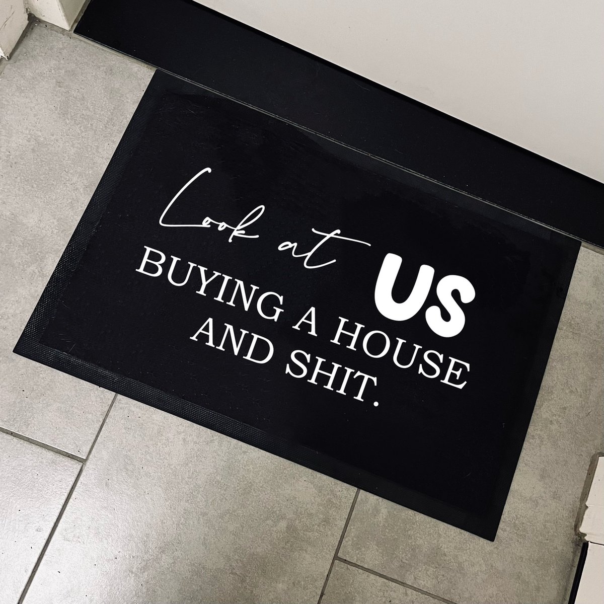 Deurmat met tekst-house warming cadeau-cadeau voor samenwonen-Look at us buying a house and shit-Grappige deurmat-Deurmat binnen-70x50cm