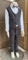 luxe jongens kostuum-kinderpak- kinderkostuum-3 delige set - grijsbruine vest, grijsbruine broek (taupe kleur), bedrukte hemd, vlinderstrik-bruidsjonkers-bruiloft-feest-verjaardag-fotoshoot- 3 jaar maat 98