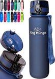 Donkerblauwe King Mungo drinkfles met witte opdruk, een blauw hengsel en een opengewerkte dop.