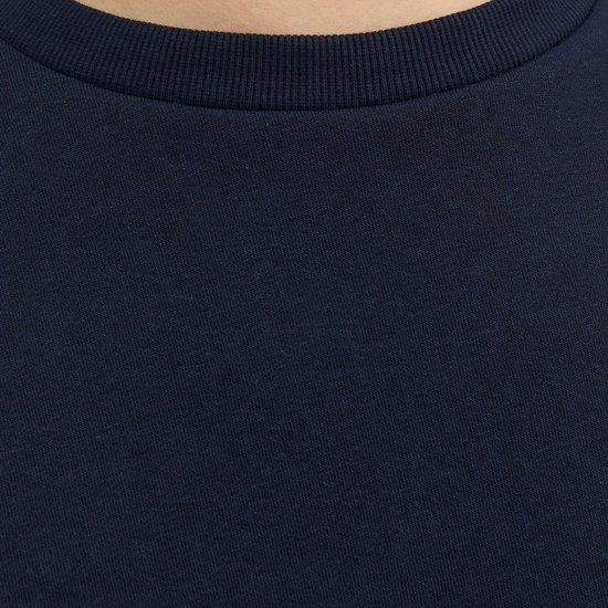 Detail van de geribbelde ronde hals van een donkerblauwe sweater.
