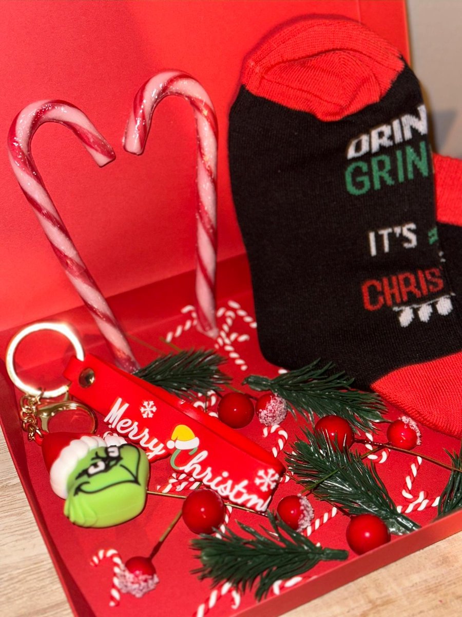 The Grinch - Kerstcadeau - Geschenk Feestdagen - Grinch Sokken en Sleutelhanger - Kerst - Cadeau voor haar of hem