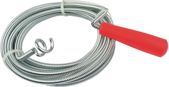 Een ontkoppelde ontstopper met metalen spiraal en rood handvat, op een witte achtergrond.