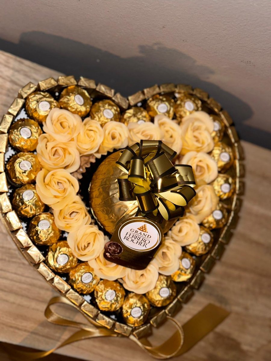 Nina’s Giftshop® – XL Chocolade Hart Geschenk – Luxe Cadeau met Merci & Ferrero Rocher – Cadeau voor Hem of Haar – Kerst, Valentijn, Verjaardag, Liefde & Speciale Gelegenheden