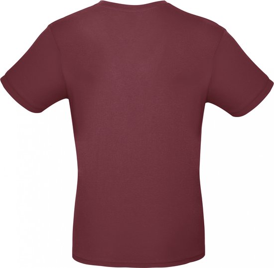Achteraanzicht van een effen bordeauxrood T-shirt.