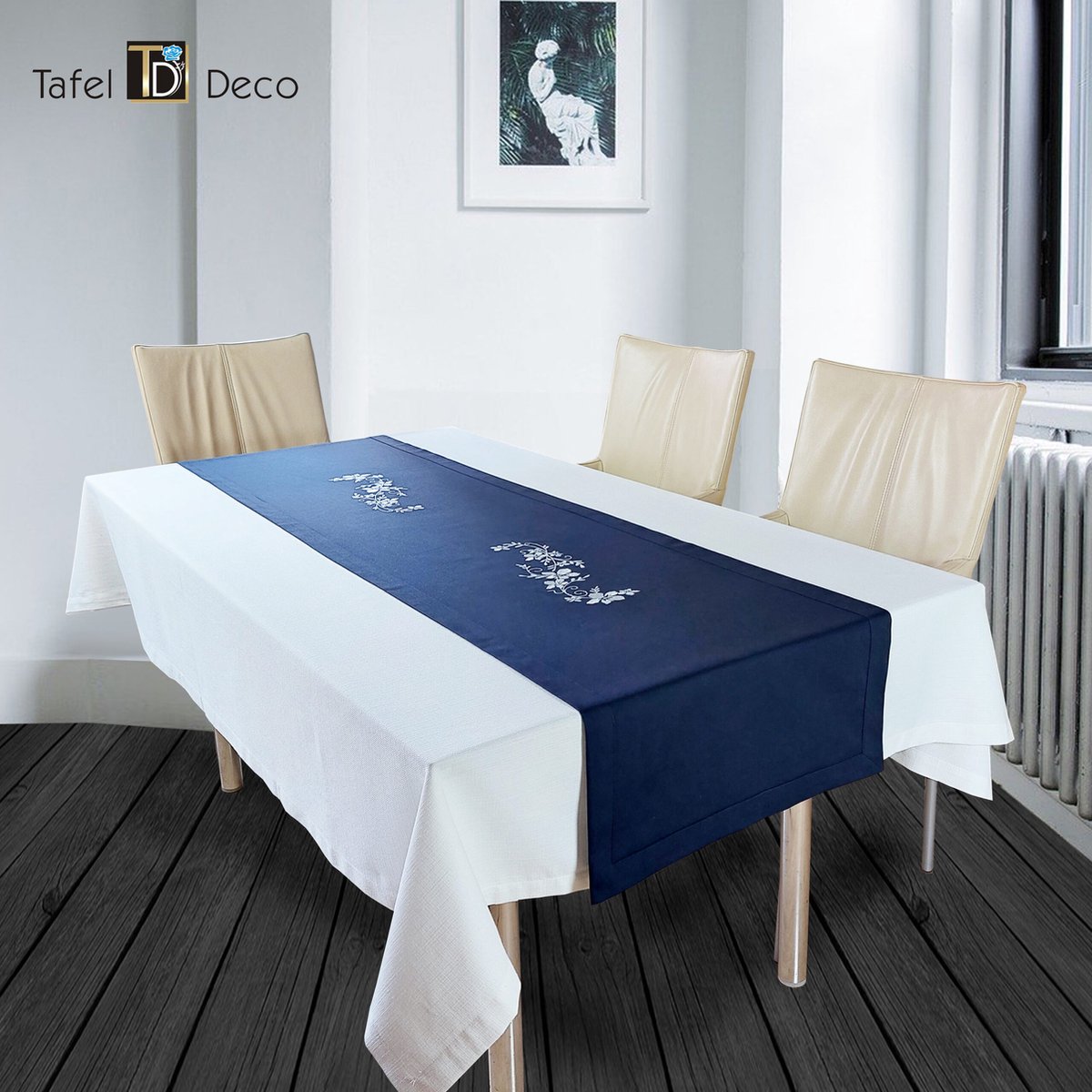 Tafel-Deco tafelloper donker blauw geborduurd met witte bloemen 40 x 180 cm