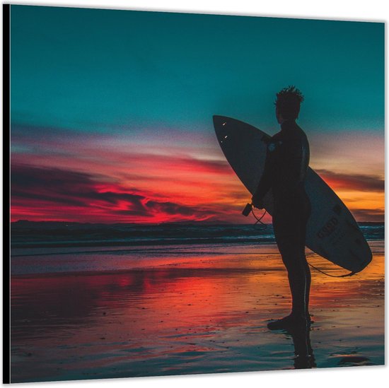 Dibond –Surfer op Strand Zonsondergang-100x100 Foto op Aluminium (Wanddecoratie van metaal)