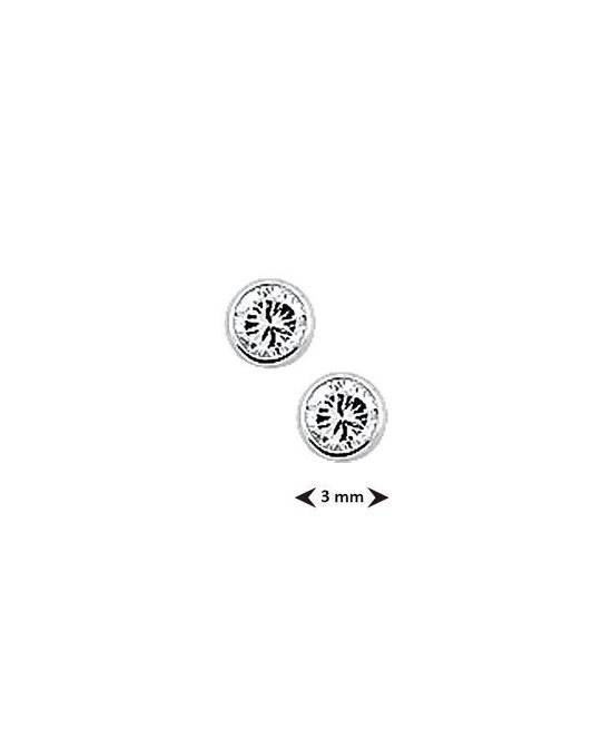 Twee zilveren oorstekers, 3 mm, met een witte zirkonia steen, gezet in een zilveren kastje.