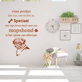 Muursticker Mopshond -  Bruin -  40 x 56 cm  -  woonkamer  nederlandse teksten   - Muursticker4Sale